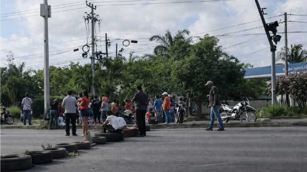 Bloqueo de avenida López Portillo en Cancún por vecinos inconformes desata el caos