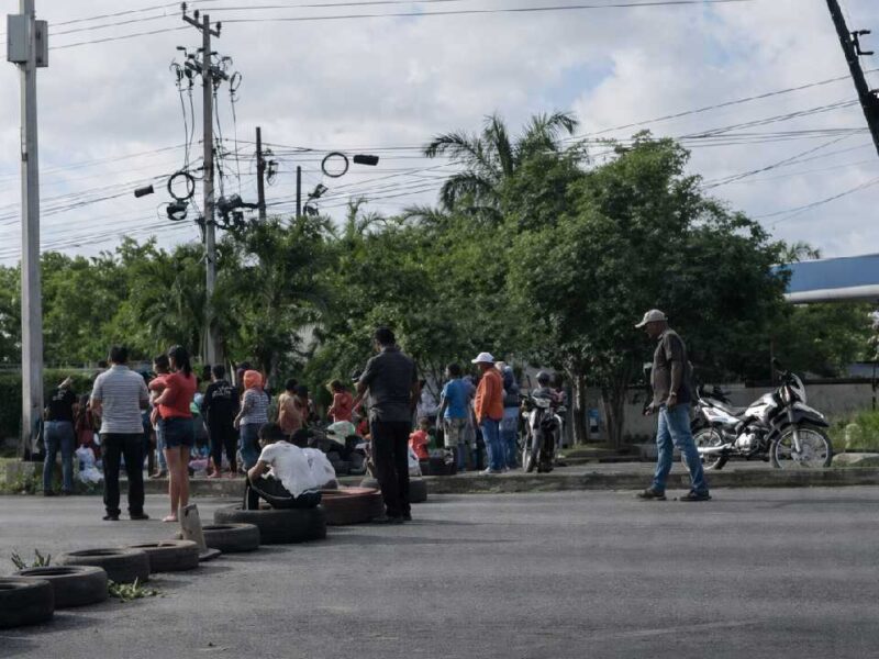Bloqueo de avenida López Portillo en Cancún por vecinos inconformes desata el caos