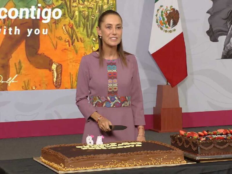 Cantan las Mañanitas en Palacio Nacional a Sheinbaum y ella corta el pastel (video)