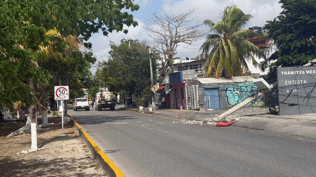 Caos vehicular en avenida de Cancún tras derribo de postes  de un camión de transporte público