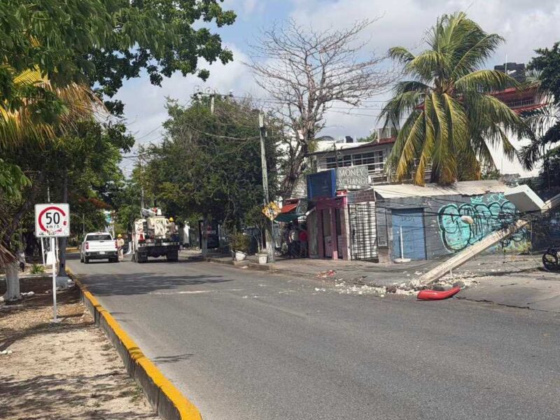 Caos vehicular en avenida de Cancún tras derribo de postes  de un camión de transporte público