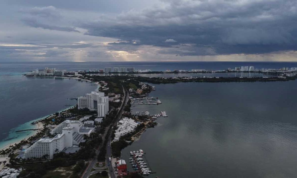Prevén nublados y lluvias aisladas.