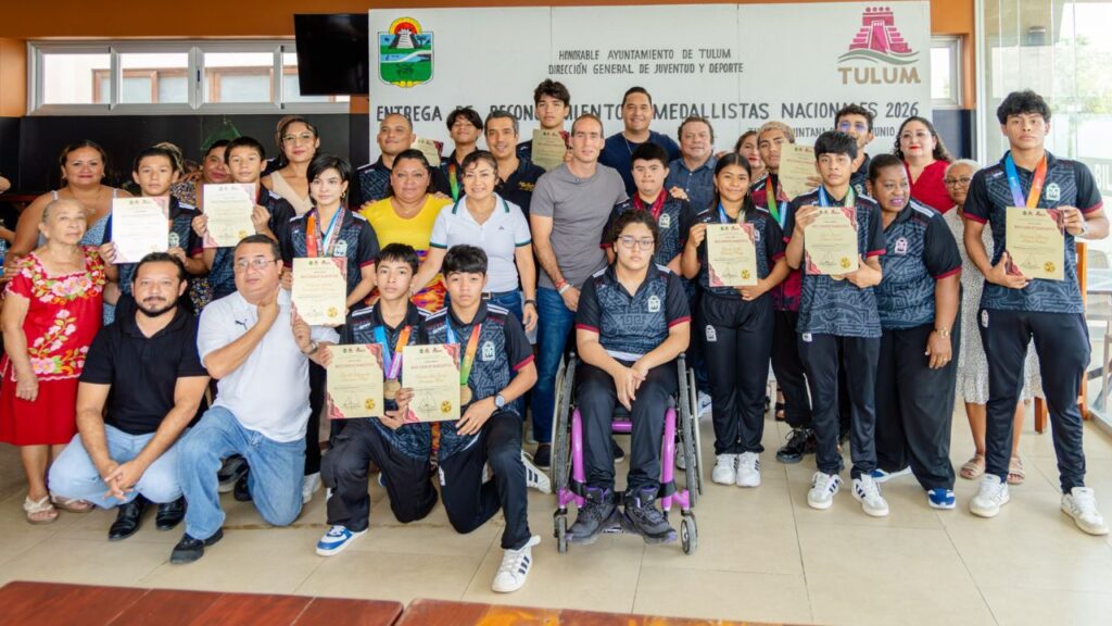 Diego Castañón reconoce a atletas por récord de medallas