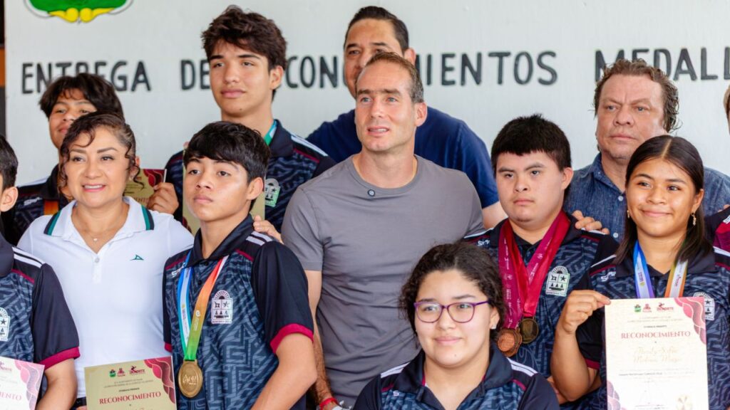 Diego Castañón reconoce a atletas por récord de medallas