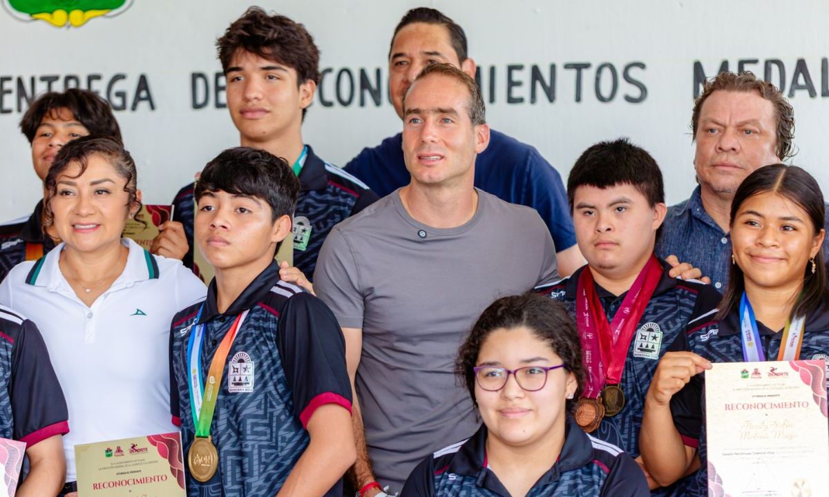 Diego Castañón reconoce a atletas por récord de medallas