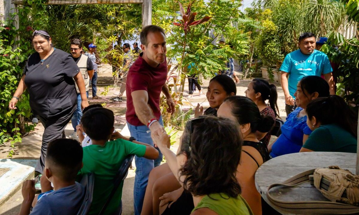 Diego Castañón acerca atención directa a comunidades de Tulum