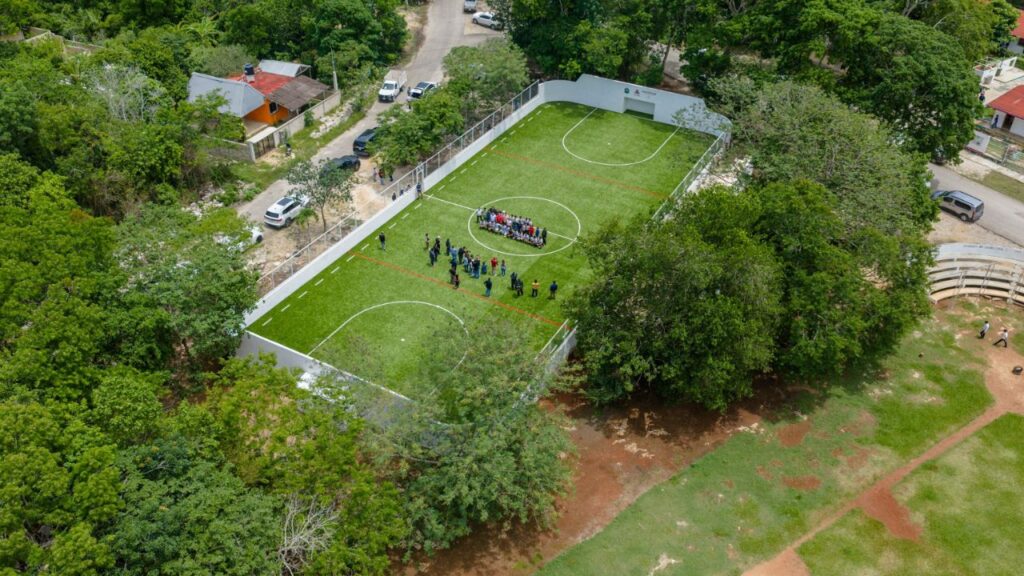 Diego Castañón entrega cancha de futbol 5 en Chanchén Primero