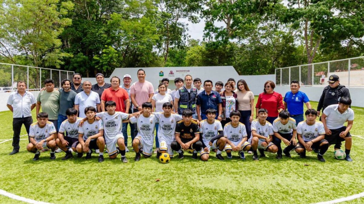 Diego Castañón entrega cancha de futbol 5 en Chanchén Primero