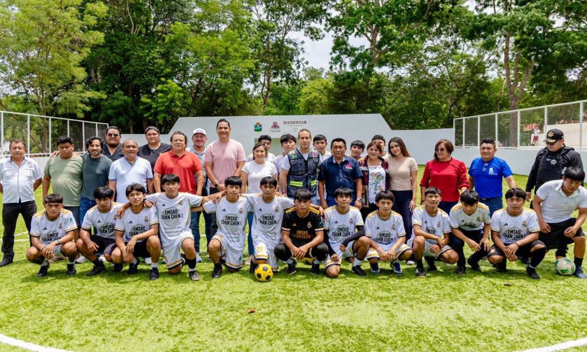Diego Castañón entrega cancha de futbol 5 en Chanchén Primero