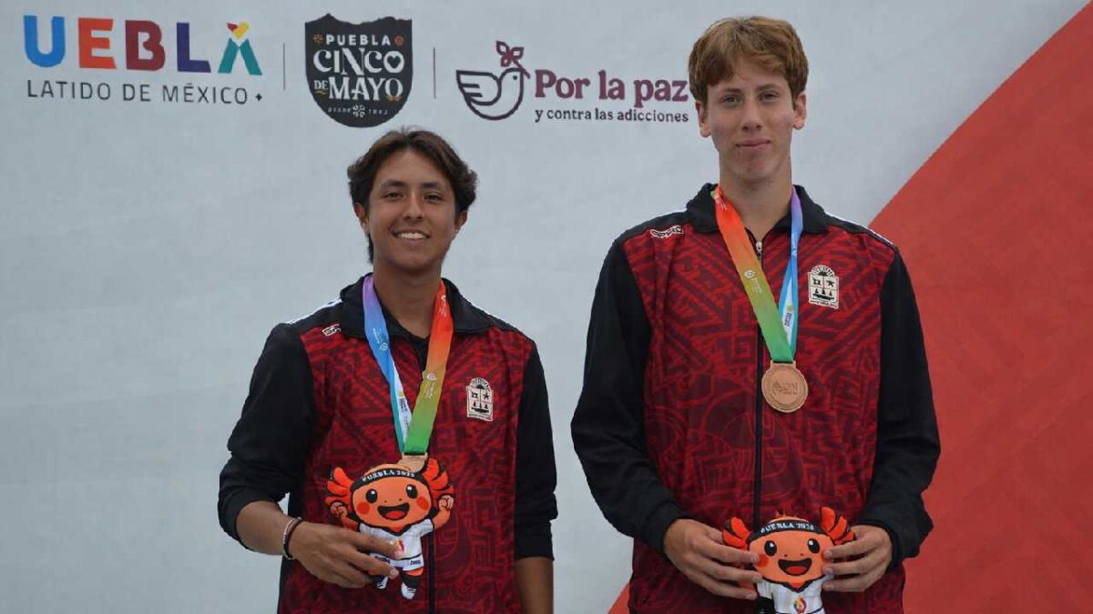 Equipo de tenis gana medalla.