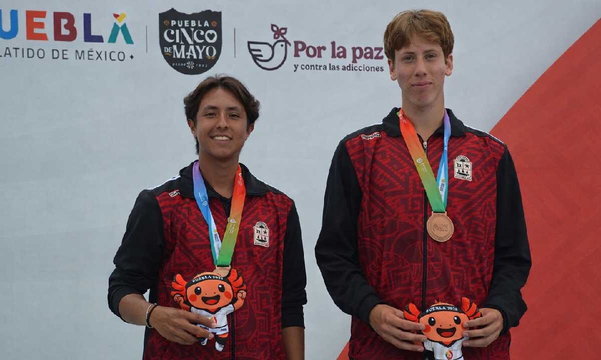 Equipo de tenis gana medalla.