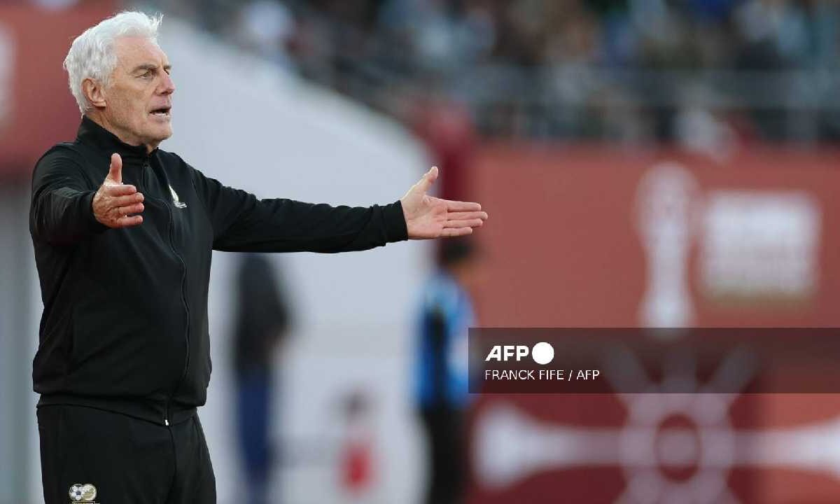Hugo Broos lidera a los sudafricanos.