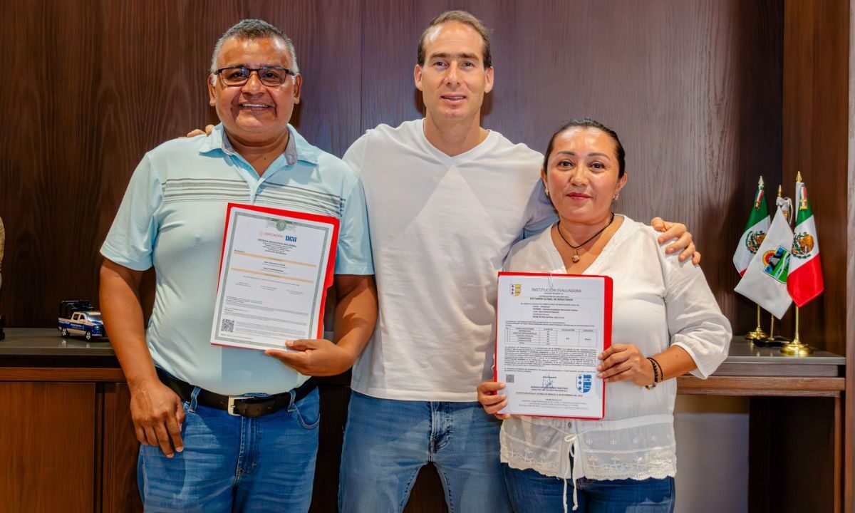 Impulsa Diego Castañón la educación para adultos en Tulum