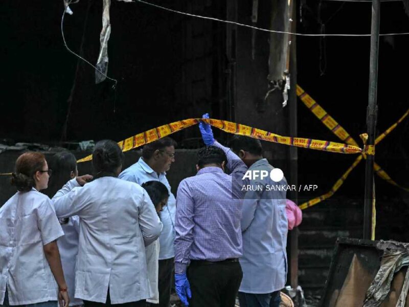 Incendio en India desata caos en hotel de Nueva Delhi; hay al menos 21 muertos
