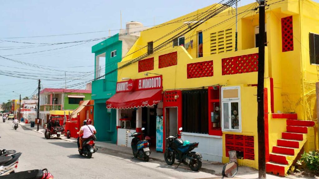 Isla Mujeres: suman 50 las fachadas pintadas para darles colorido, vida y mejorar la imagen urbana