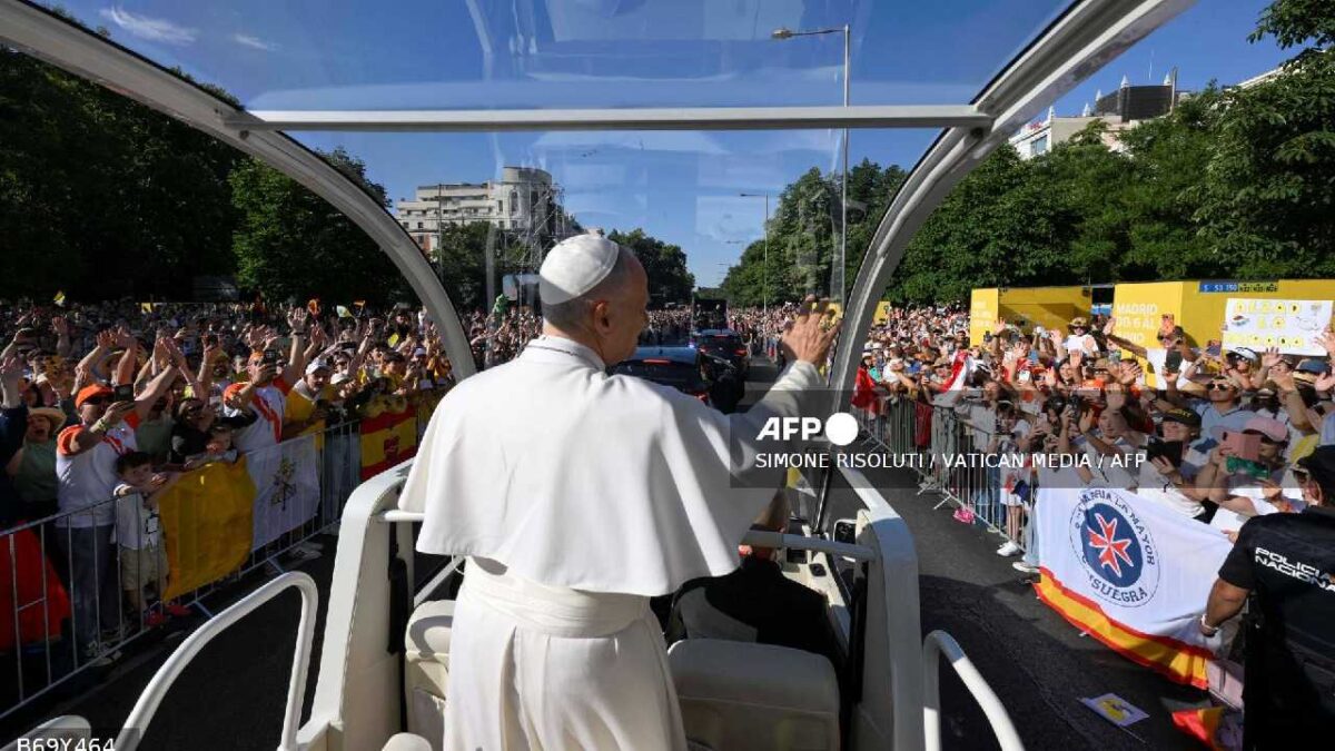 El Papa abrazó al pueblo español.