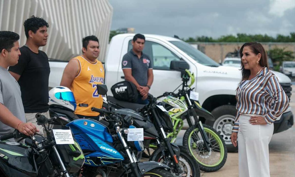 Mara Lezama devolvió vehículos recuperados.
