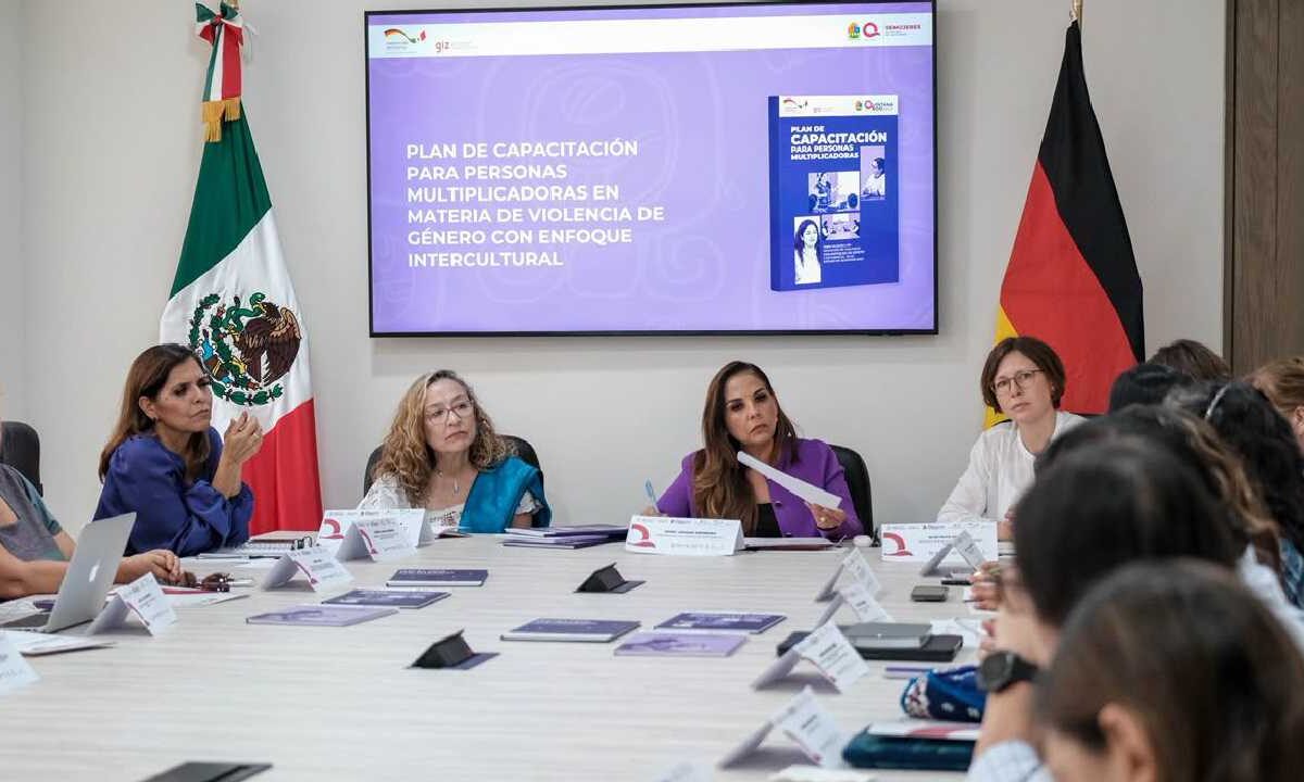 Mara Lezama prioriza la atención a la mujer.