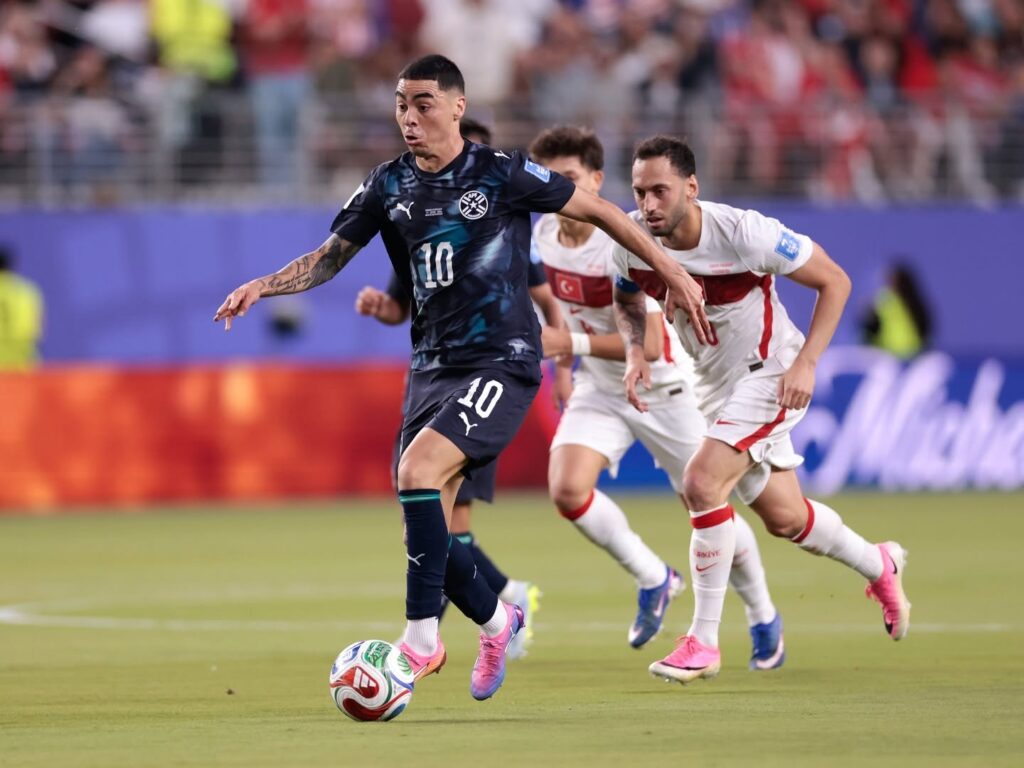 Paraguay vence a Turquía con histórica roja por Ley Vinícius