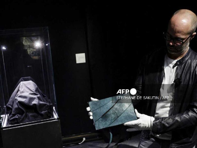 París sorprende con la subasta del primer bolso creado con células de T-Rex