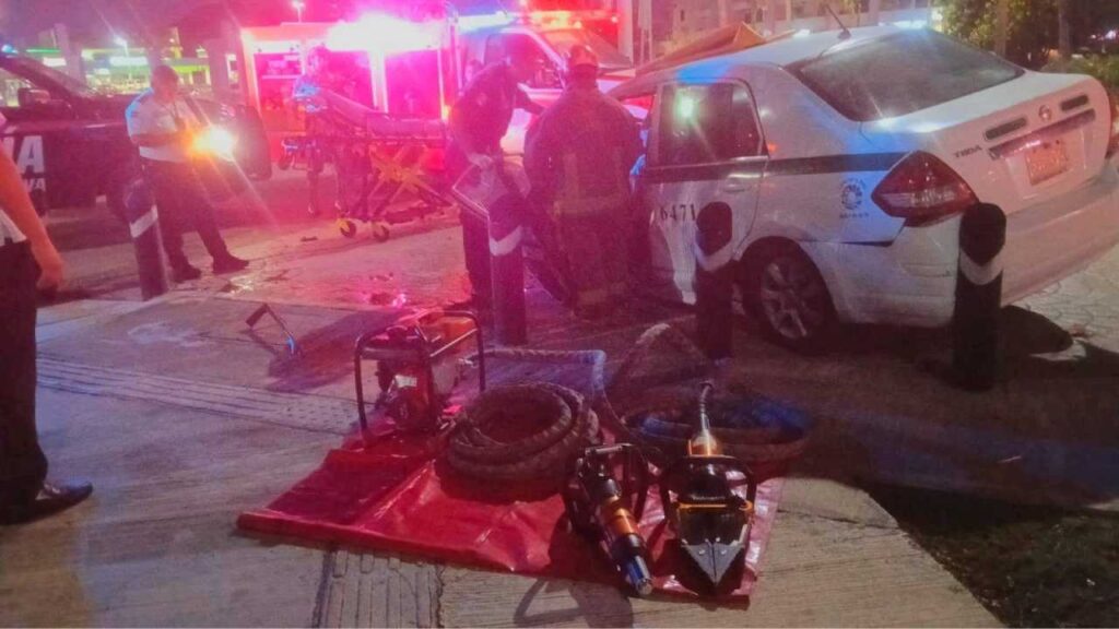 Bomberos de Cancún rescatan a taxista entre fierros retorcidos de su auto tras aparatoso accidente