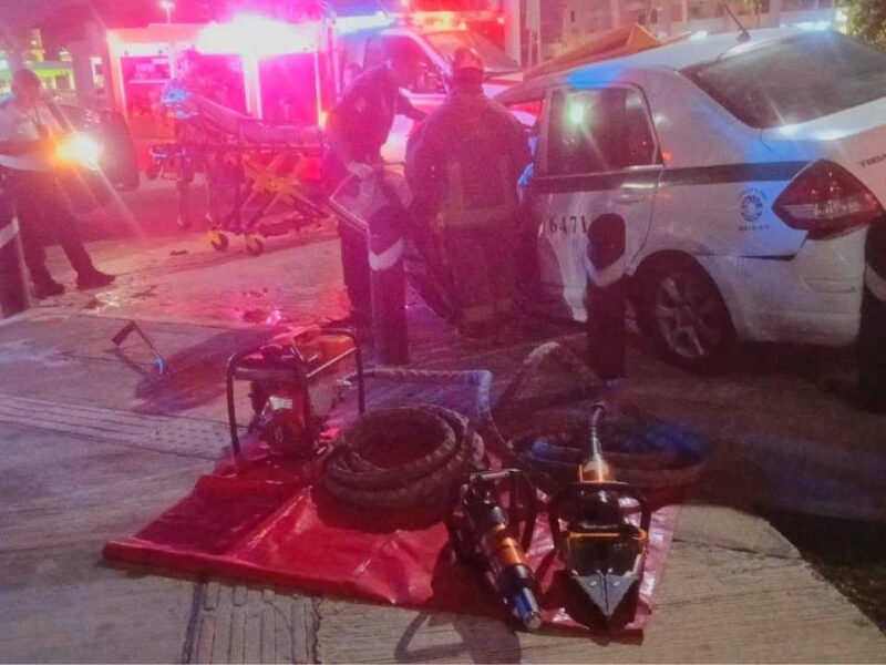 Bomberos de Cancún rescatan a taxista entre fierros retorcidos de su auto tras aparatoso accidente