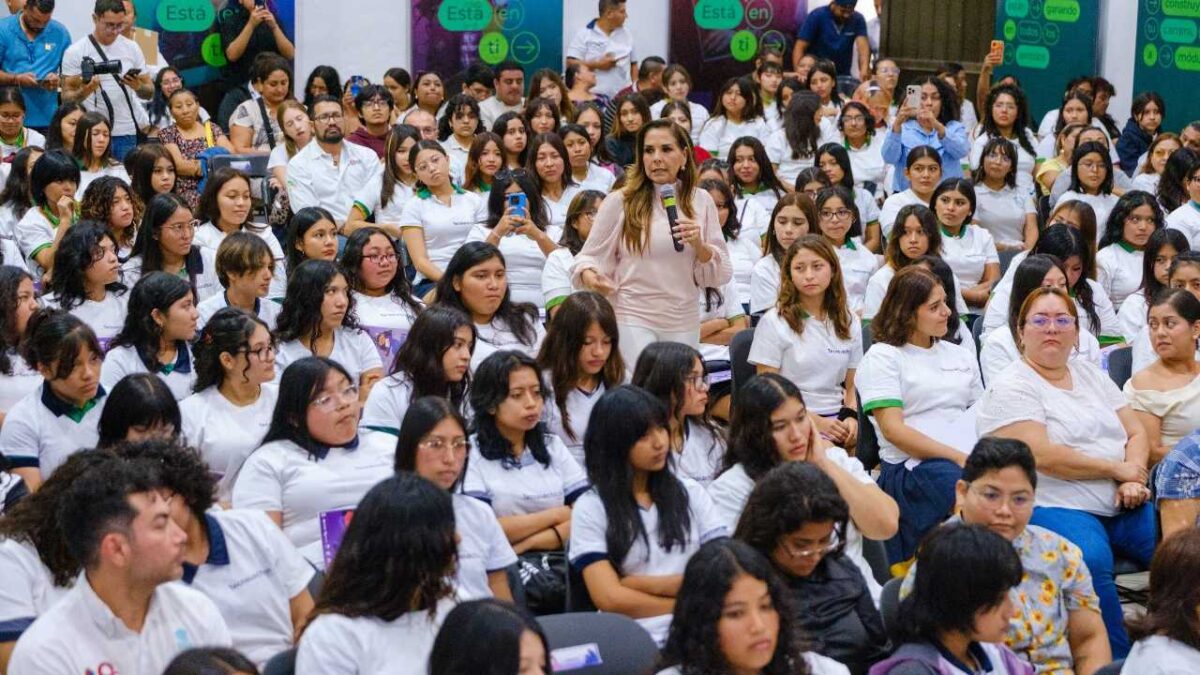 Mara Lezama impulsa la educación.