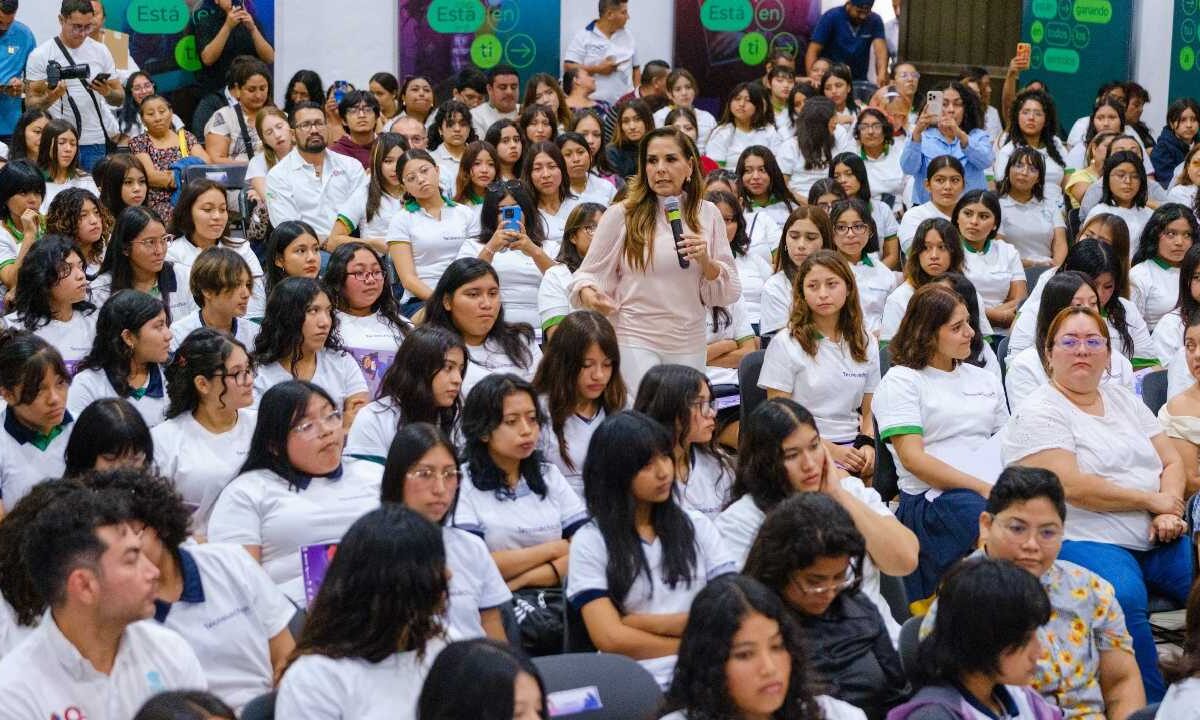 Mara Lezama impulsa la educación.