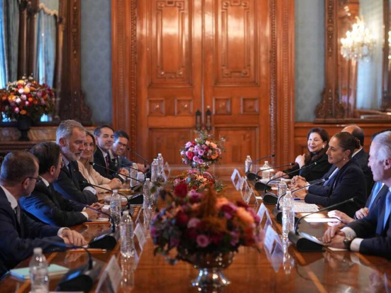 Rey Felipe VI escucha a Sheinbaum sobre la petición de perdón histórico por la conquista
