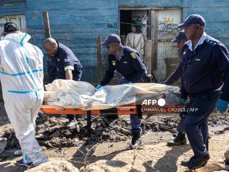 Sacude a Sudáfrica tiroteo masivo que dejó 12 muertos