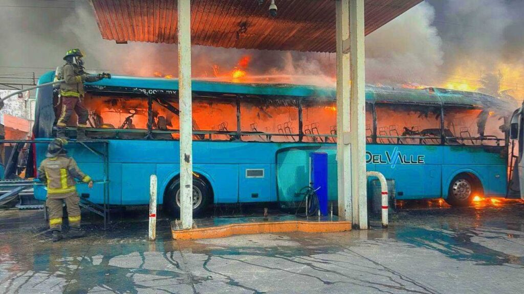 Incendio en encierro y taller de camionera.