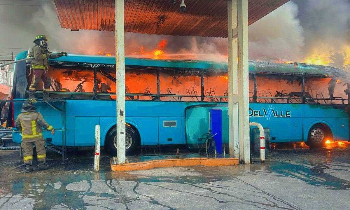 Incendio en encierro y taller de camionera.