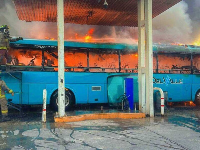¡Emergencia! Bomberos sofocan incendio de camiones en un encierro en Cancún
