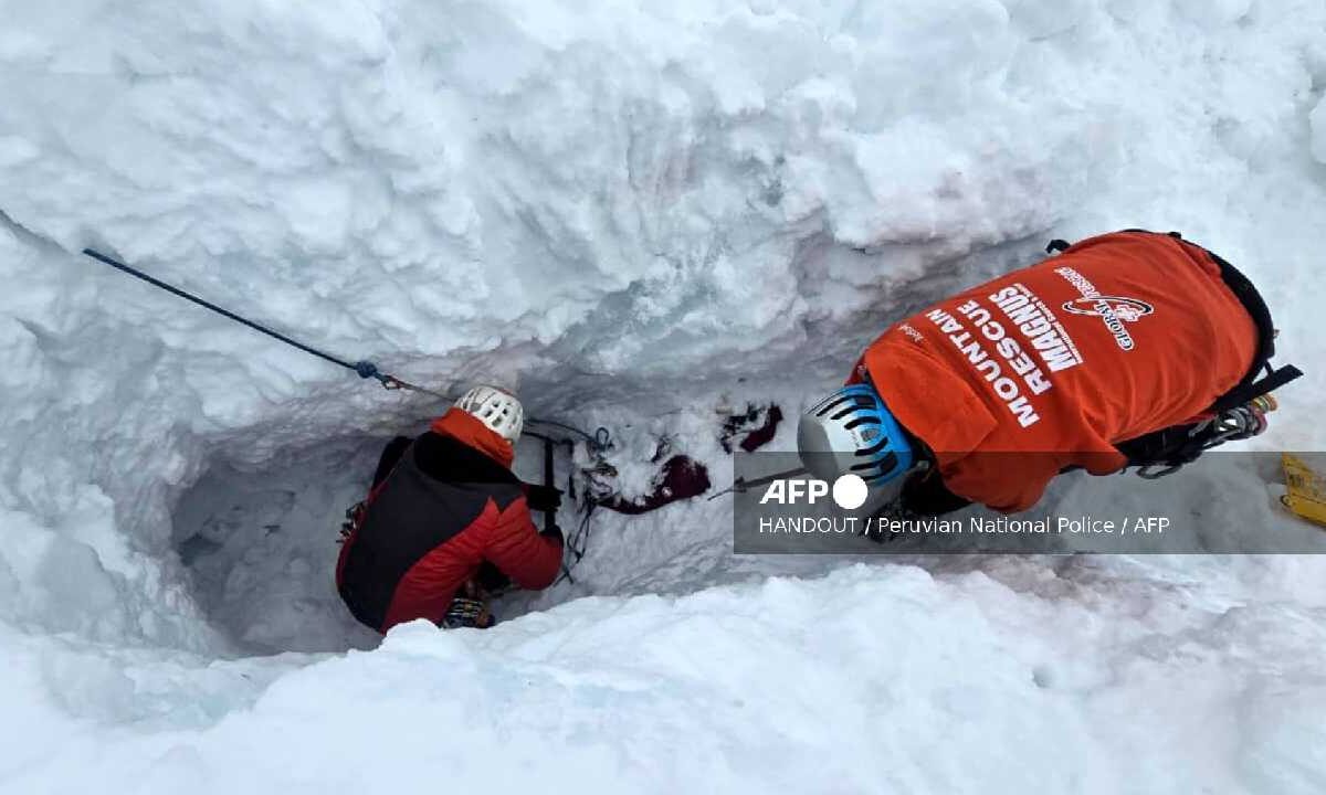 Hallan cuerpos de alpinistas.