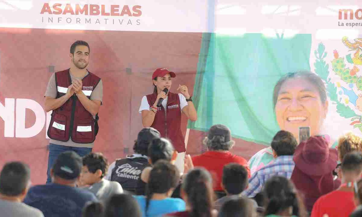 Ana Paty Peralta cercana a la gente.