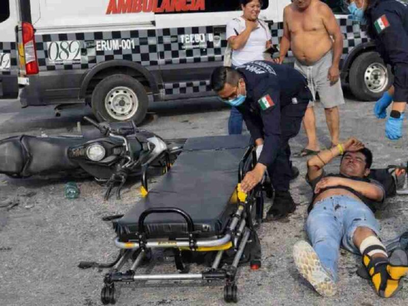 Aparatoso accidente en Cancún entre una motocicleta y un automóvil deja dos lesionados