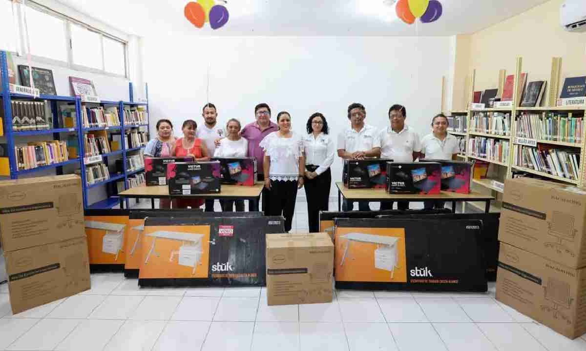 Blanca Merari entrega equipo para Bibliotecas municipales.