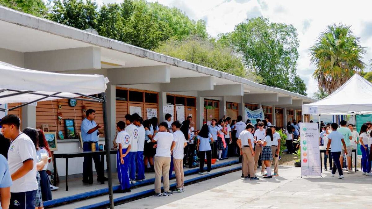 Colectivo va a la Cdheqroo por cuotas escolares.