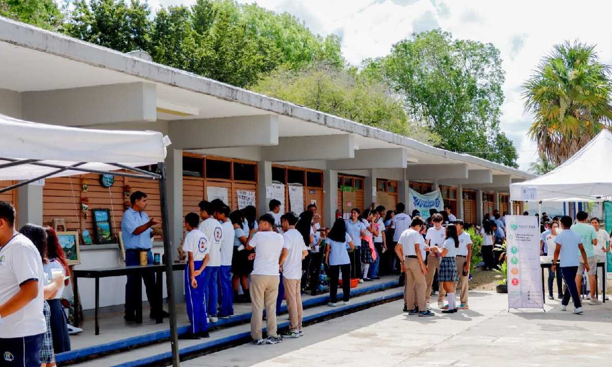 Colectivo va a la Cdheqroo por cuotas escolares.