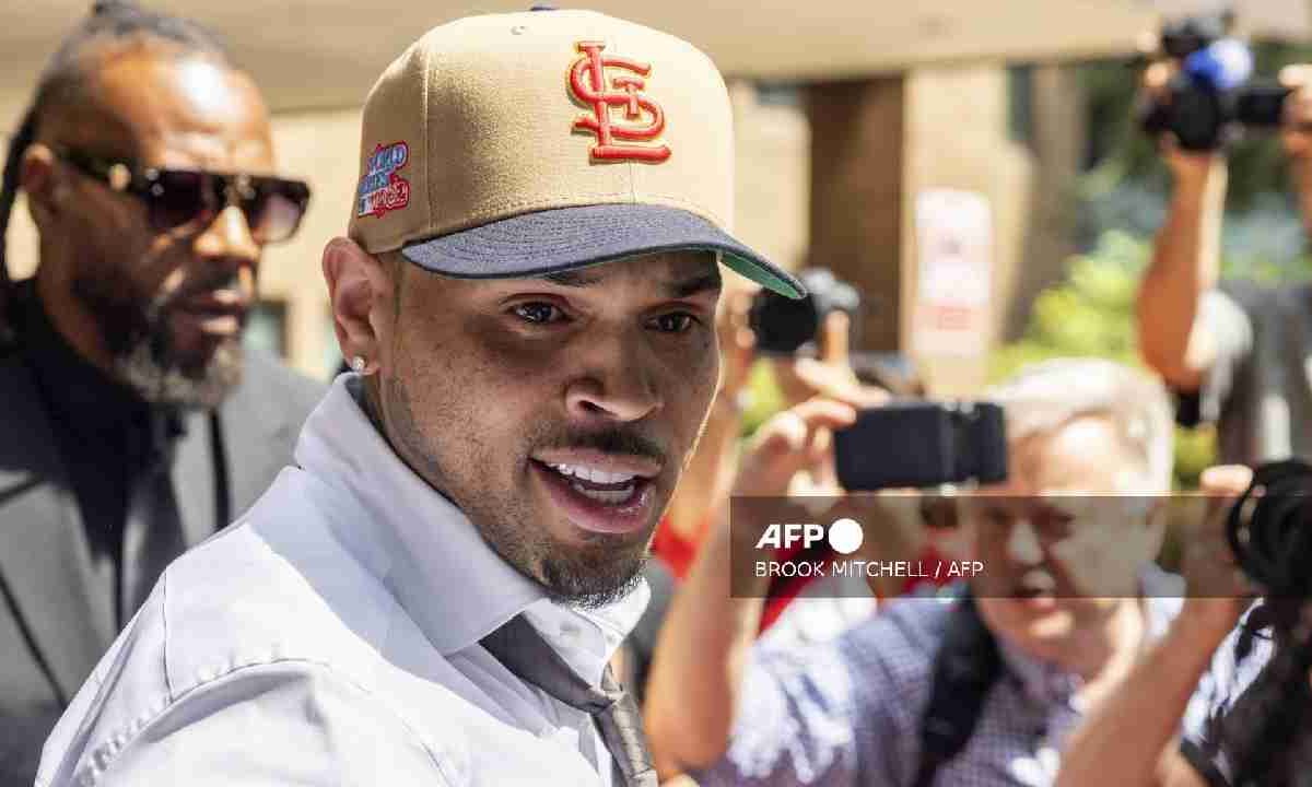 Chris Brown tendrá que esperar sentencia.
