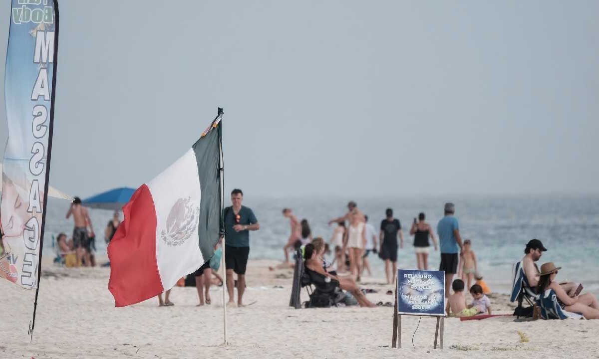 Prevén nublados y lluvias aisladas.