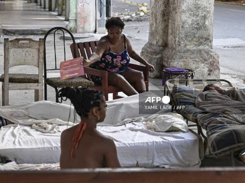 Cuba restablece el servicio eléctrico, pero los apagones continúan en gran parte del país