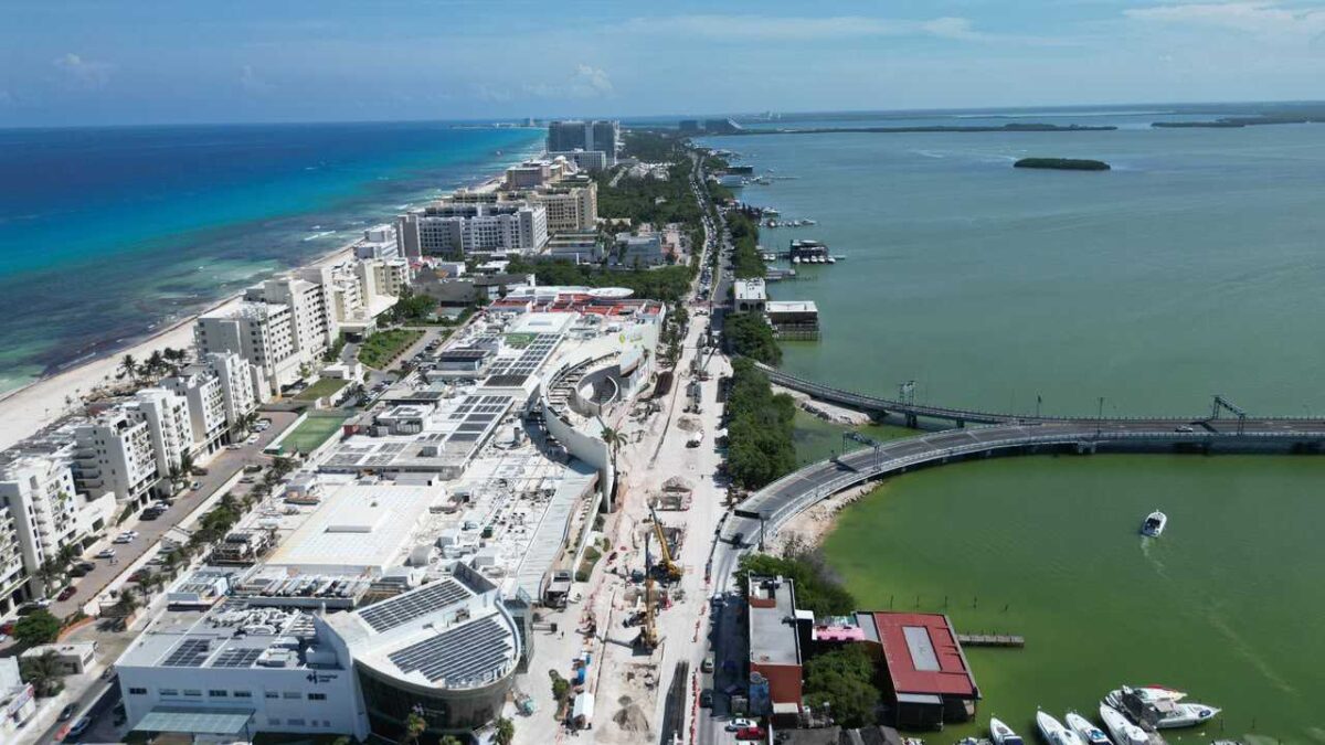 Avanzan obras del distribuidor vial Kukulcán.