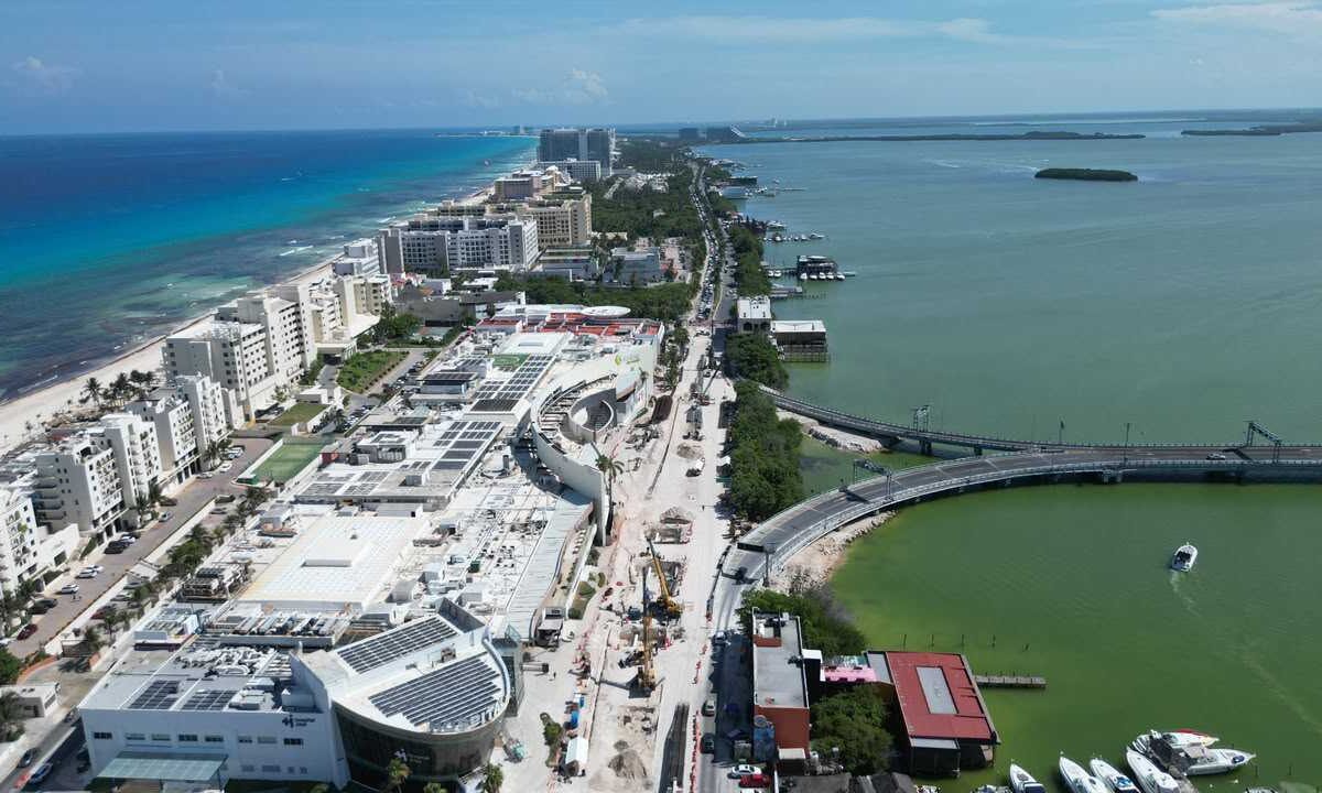 Avanzan obras del distribuidor vial Kukulcán.