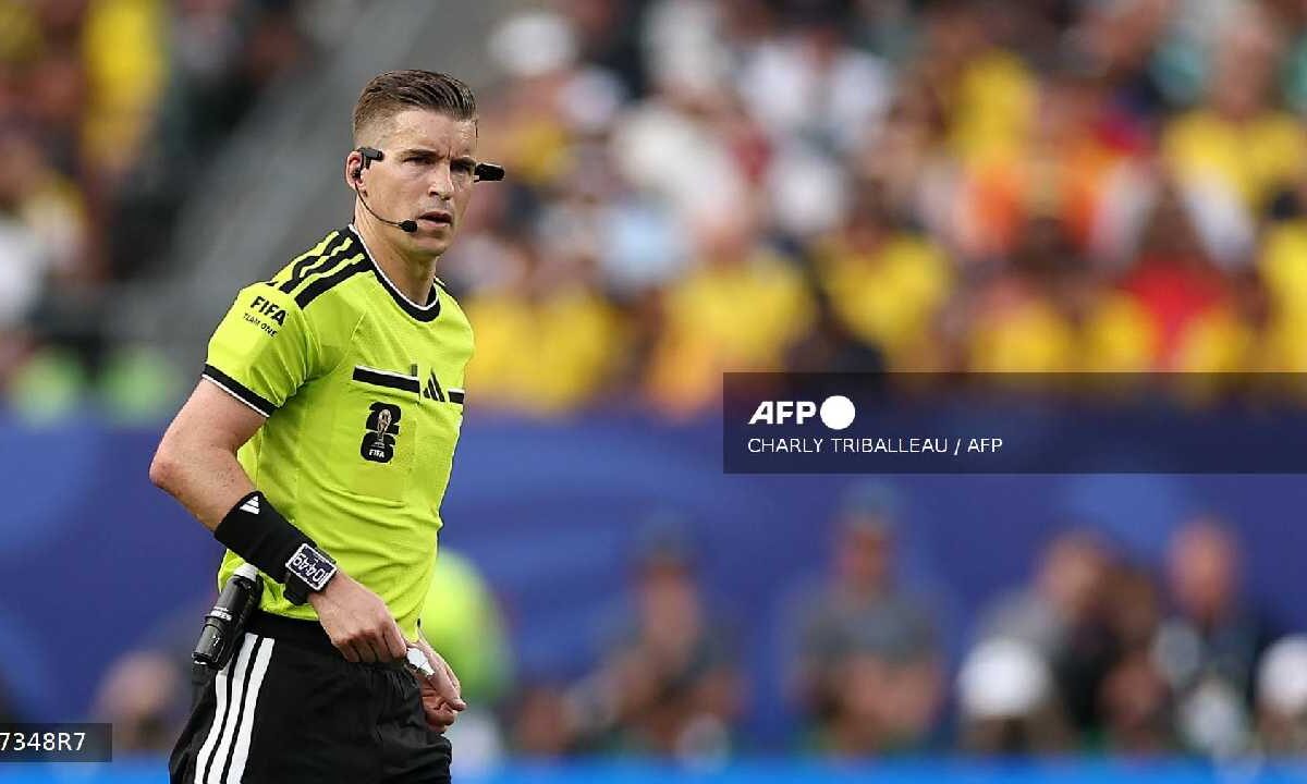 El árbitro francés François Letexier, en medio de la polémica.