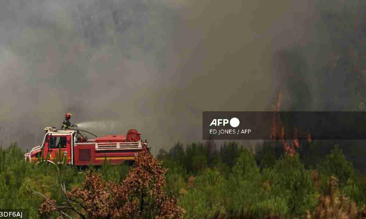 Combaten incendios en España y Francia.