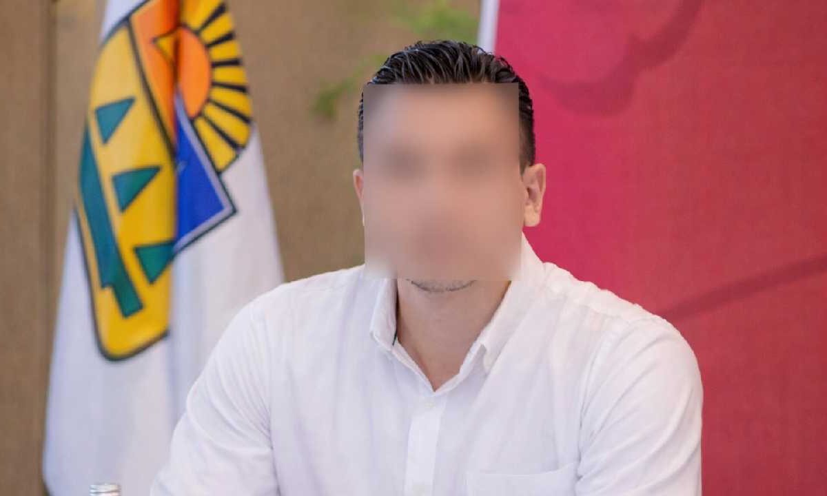 Detienen a funcionario con arma.