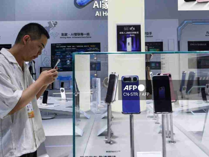 Feria en China sorprende con teléfonos de IA que prometen cambiar el uso de los celulares