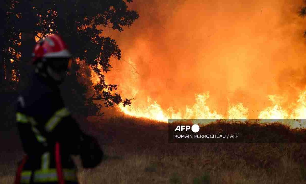 Francia combate incendios forestales.
