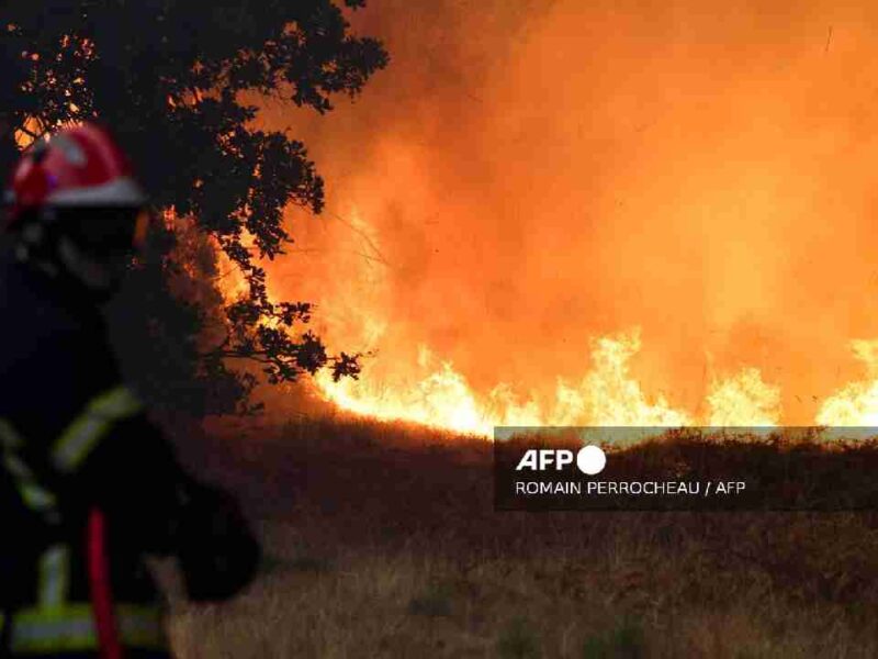 Francia evacúa a casi 12 mil personas por devastador incendio forestal en un bosque de pinos